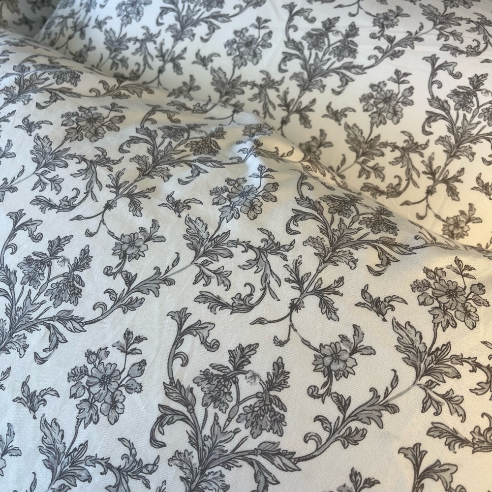 Classic Floral Printed Sheet Set and Four Pillow Cases - Gray on White - Picture 4 of 7